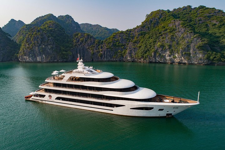Review Du thuyền Scarlet Pearl Cruises 5 sao vịnh Lan Hạ chi tiết