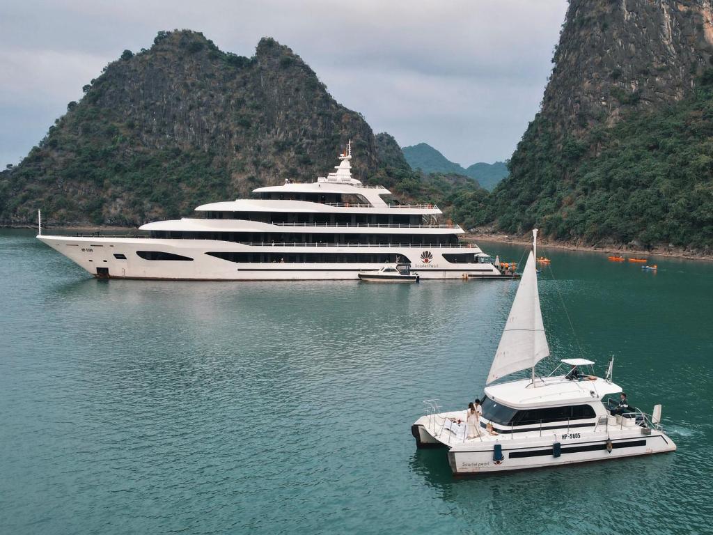 Review Du thuyền Scarlet Pearl Cruises 5 sao vịnh Lan Hạ chi tiết