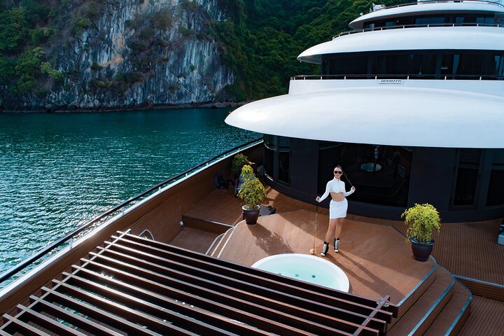 Review Du thuyền Scarlet Pearl Cruises 5 sao vịnh Lan Hạ chi tiết