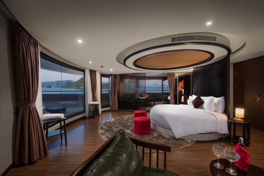Review Du thuyền Scarlet Pearl Cruises 5 sao vịnh Lan Hạ chi tiết