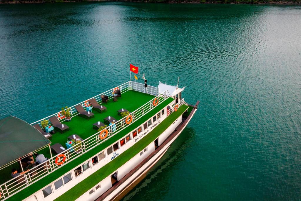 Review Halong Fantasea Cruise: Du thuyền gỗ truyền thống cho gia đình tại Hạ Long