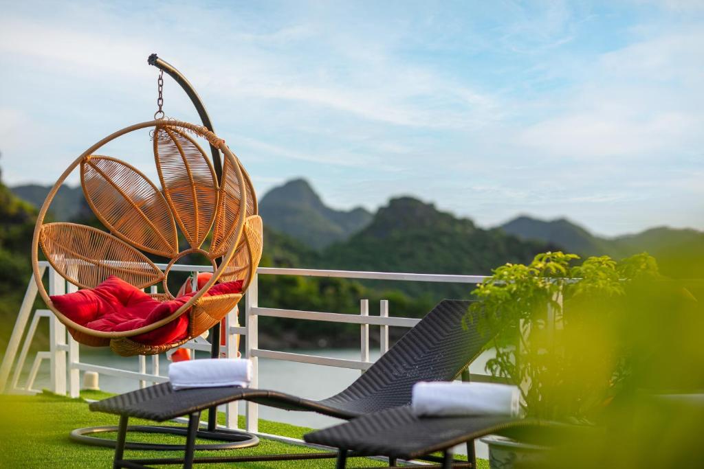 Review Halong Fantasea Cruise: Du thuyền gỗ truyền thống cho gia đình tại Hạ Long