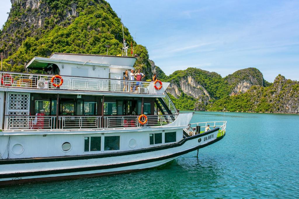 Review Halong Fantasea Cruise: Du thuyền gỗ truyền thống cho gia đình tại Hạ Long