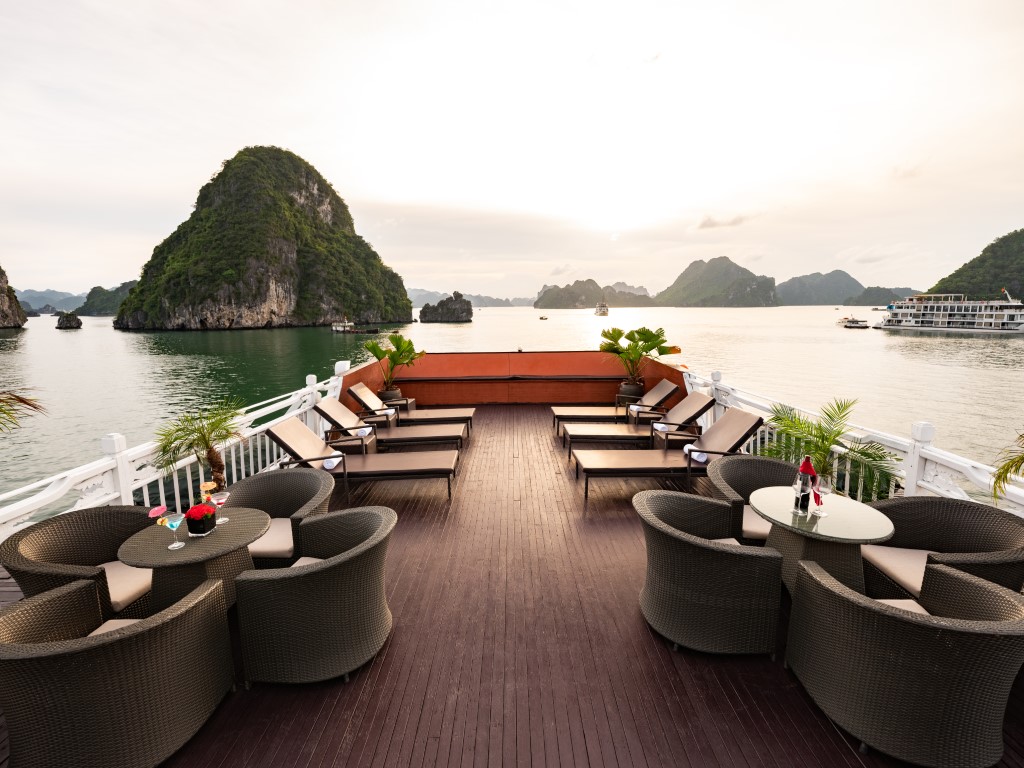 Review Hera Classic Boutique Cruises: Du thuyền gỗ 4 sao trên vịnh Hạ Long