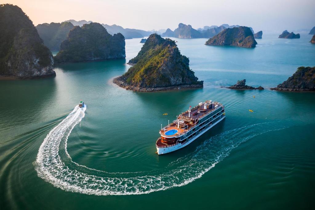 Review Heritage Cruises Binh Chuan Cat Ba Archipelago: Du thuyền di sản giữa Cát Bà