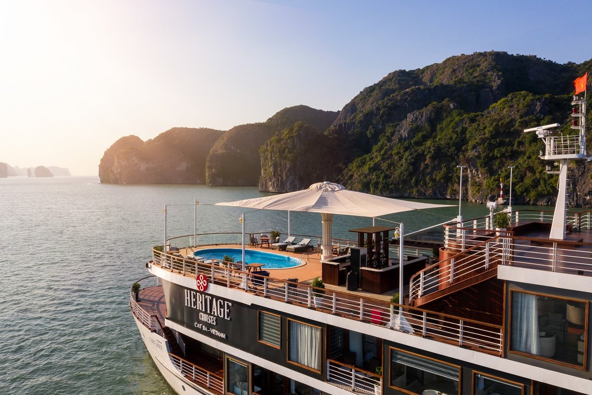 Review Heritage Cruises Binh Chuan Cat Ba Archipelago: Du thuyền di sản giữa Cát Bà