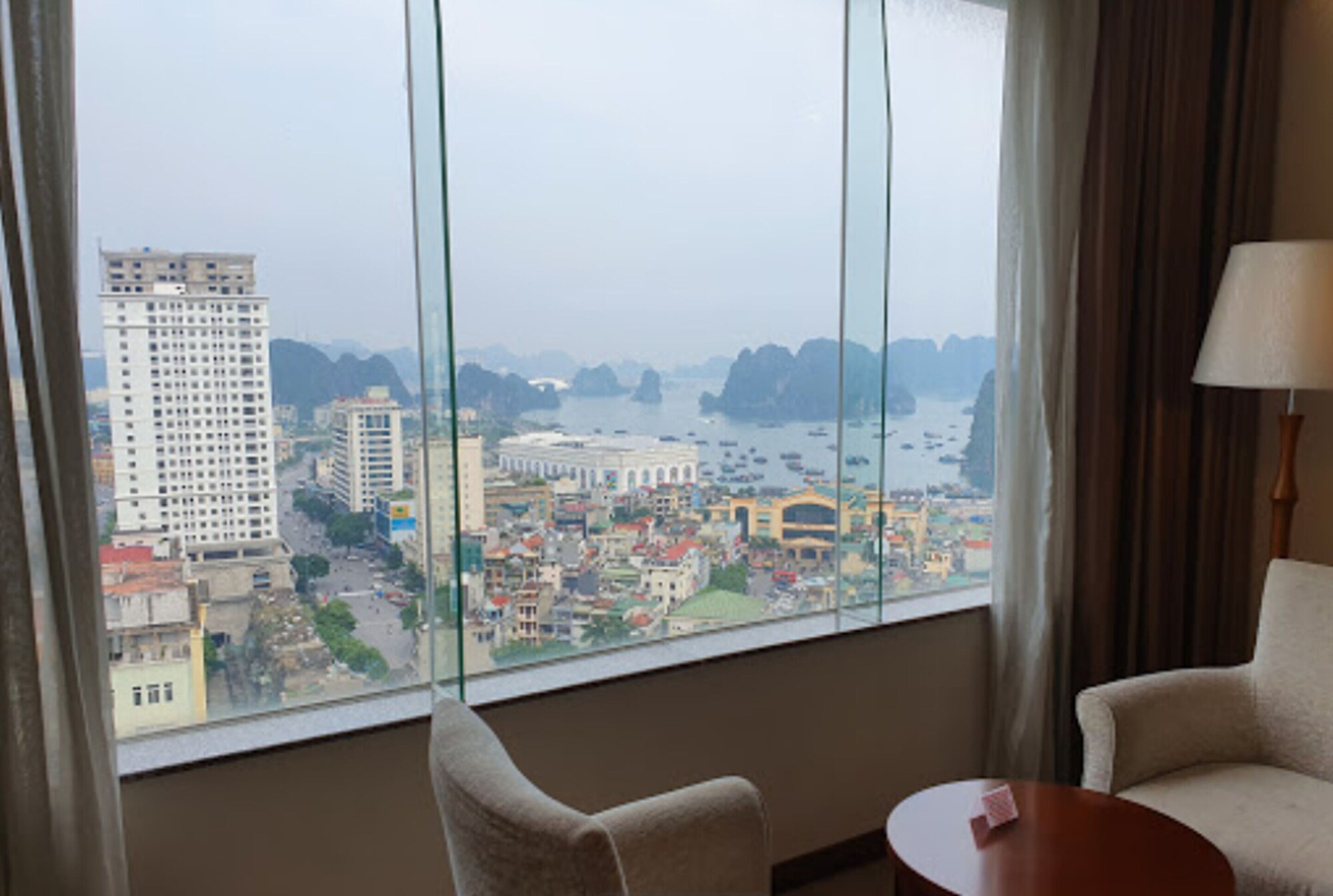 Review Khách sạn Hạ Long DC: vị trí trung tâm Hòn Gai, phòng view vịnh và tiện ích nổi bật