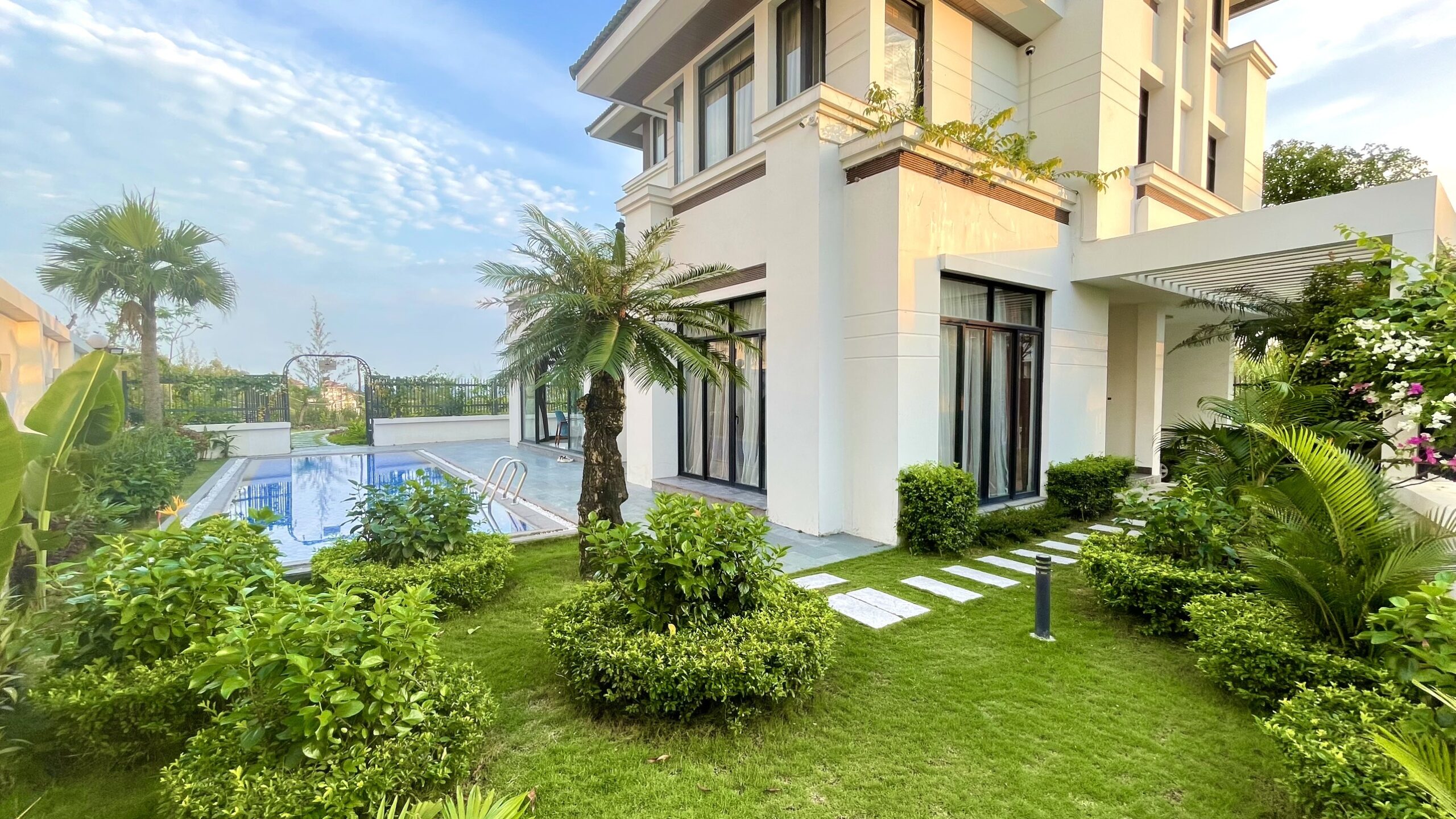 Review Phoenix Villas FLC Hạ Long: Biệt thự nghỉ dưỡng có hồ bơi, riêng tư và gần điểm vui chơi