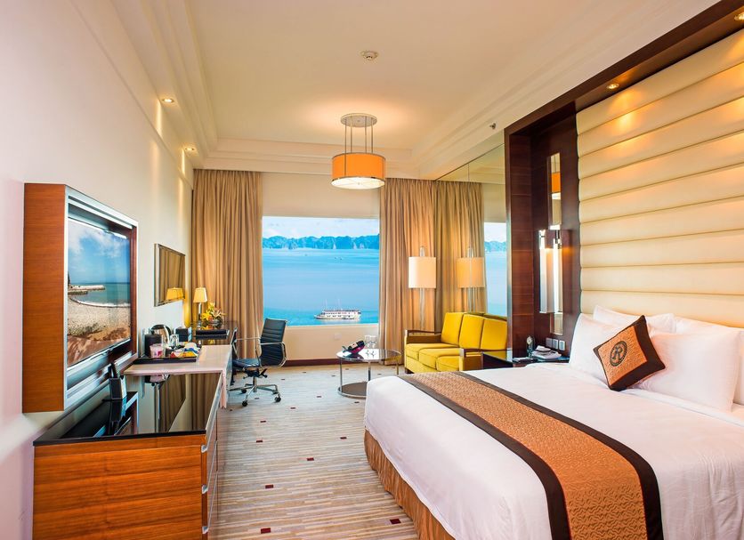 Review Royal Halong Hotel 5 Star: khách sạn 5 sao phong cách châu Âu tại Bãi Cháy