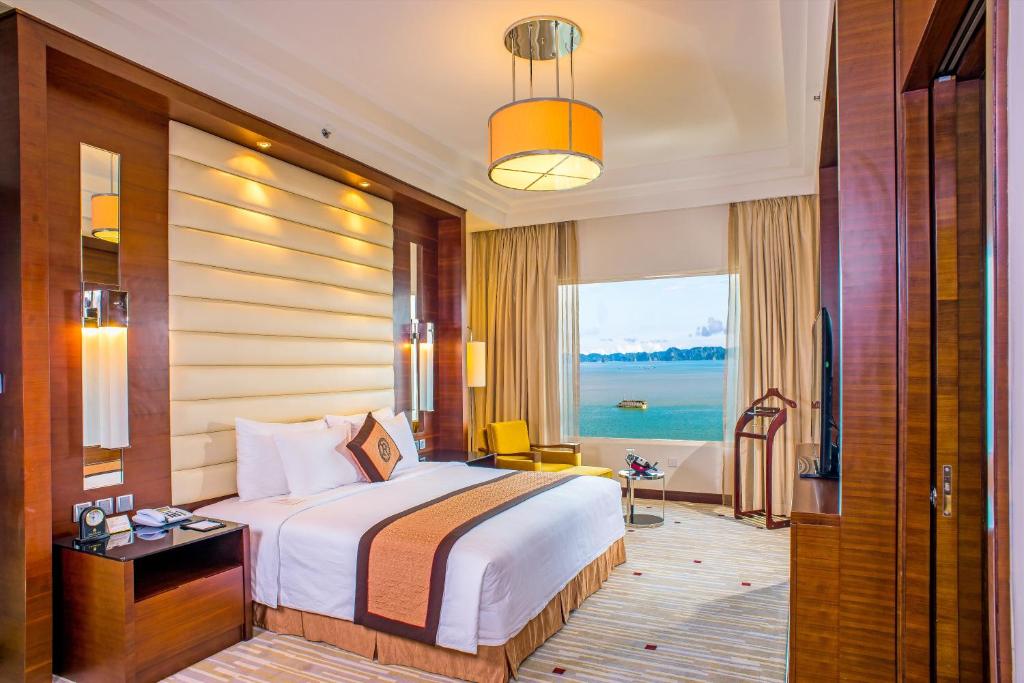 Review Royal Halong Hotel 5 Star: khách sạn 5 sao phong cách châu Âu tại Bãi Cháy