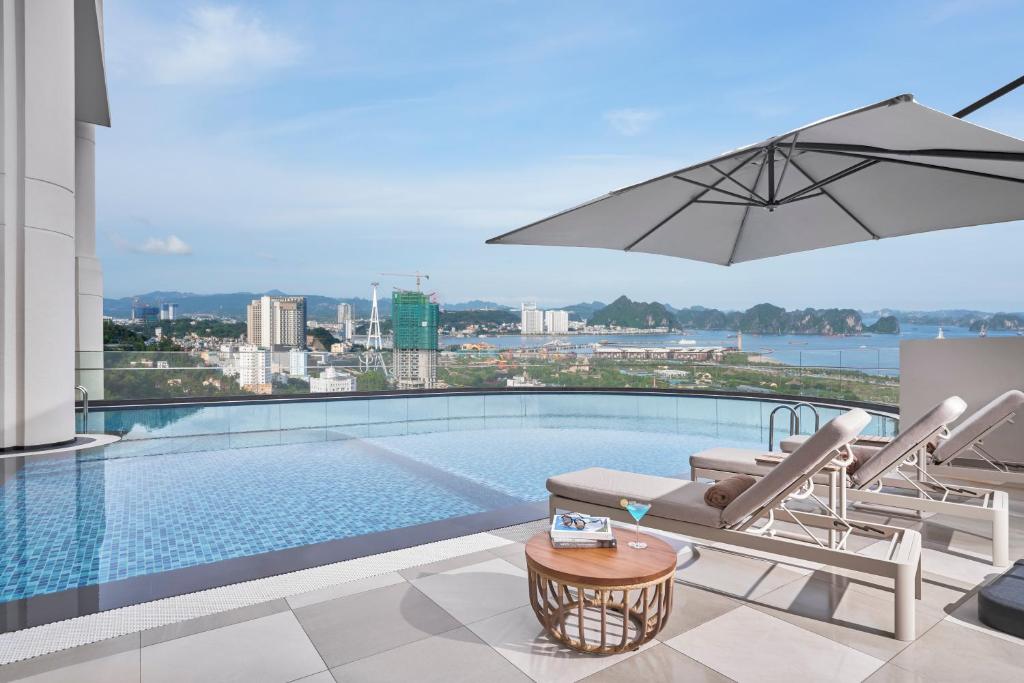 Review The Yacht Hotel by DC: khách sạn phong cách du thuyền tại Bãi Cháy