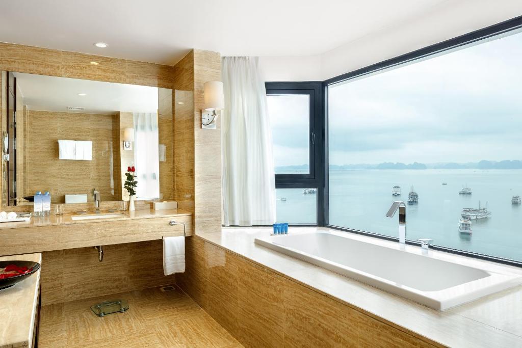 Review Wyndham Legend Halong Hotel: khách sạn 5 sao view vịnh Hạ Long có gì nổi bật?