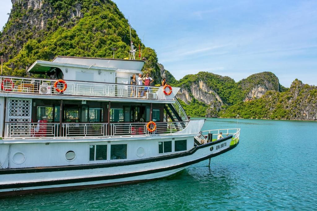 Review Halong Fantasea Cruise: Du thuyền gỗ truyền thống cho gia đình tại Hạ Long